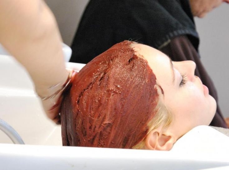 Application d’une coloration sur les cheveux au bac du salon